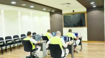 عنوان موعد: هلال الأمل يظهر خلف أسوار المدينة في احتفالية محلية